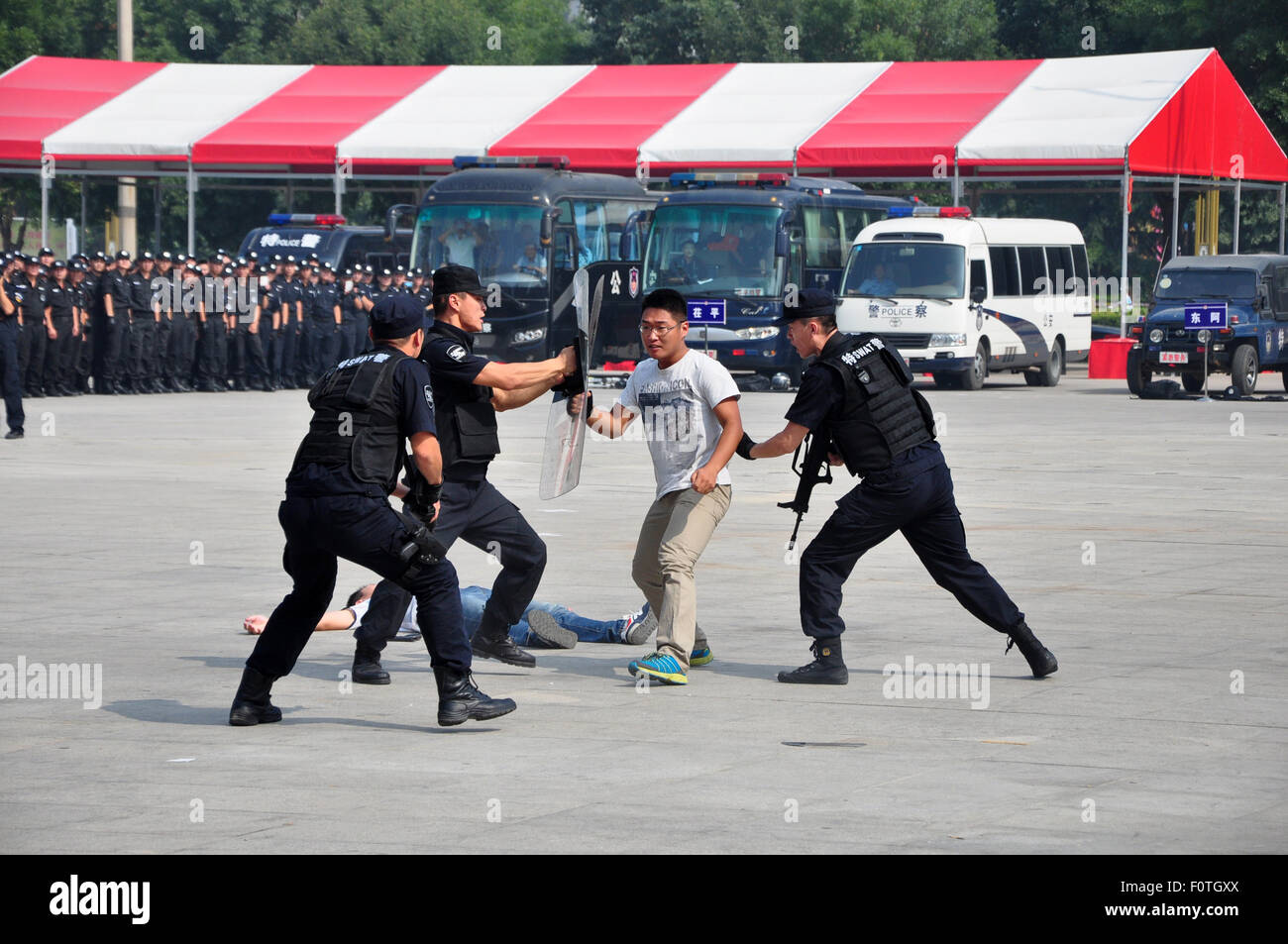 Liaocheng, Shandong, CHN. 21. August 2015. Liaocheng, CHINA - 21. August 2015: (Nur zur redaktionellen Verwendung. CHINA OUT) 300 Polizisten aus dem SWAT-Team im International Exhibition Center für Sicherheit Bohrer am 70. Jahrestag des Sieges der Krieg des Widerstands gegen Japan zu sammeln, und Show 7 Fähigkeiten einschließlich spezielle Taktiken, Notfall Knüppel, unbewaffneten Angriff und Wehrtechnik, antiriot Bildung, anti-terroristischen Gewalt Entsorgung, umfassende Kompetenz von Swat, gepulst Wasserwerfer auf der Dummy-Injektion. Ihre Fähigkeit im Umgang mit Unfällen wird verbessert. Bildnachweis: SIPA Asien/ZUMA Draht/Alamy Live-Nachrichten Stockfoto