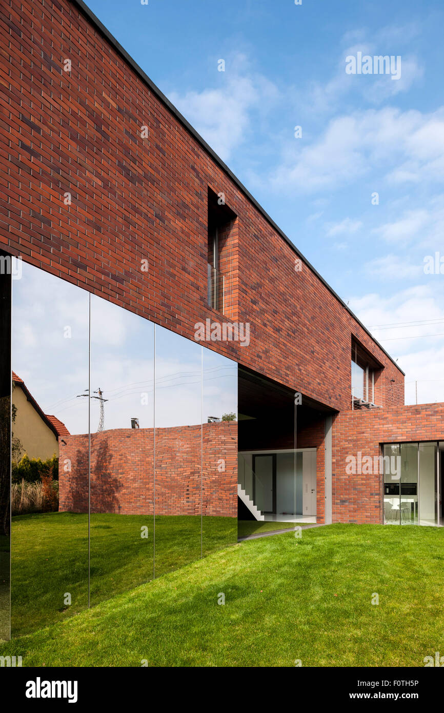 Perspektive entlang teilweise verspiegelte Fassade. Living Garden House in Kattowitz, Kattowitz, Polen. Architekt: KWK PROMES Robert Ko Stockfoto