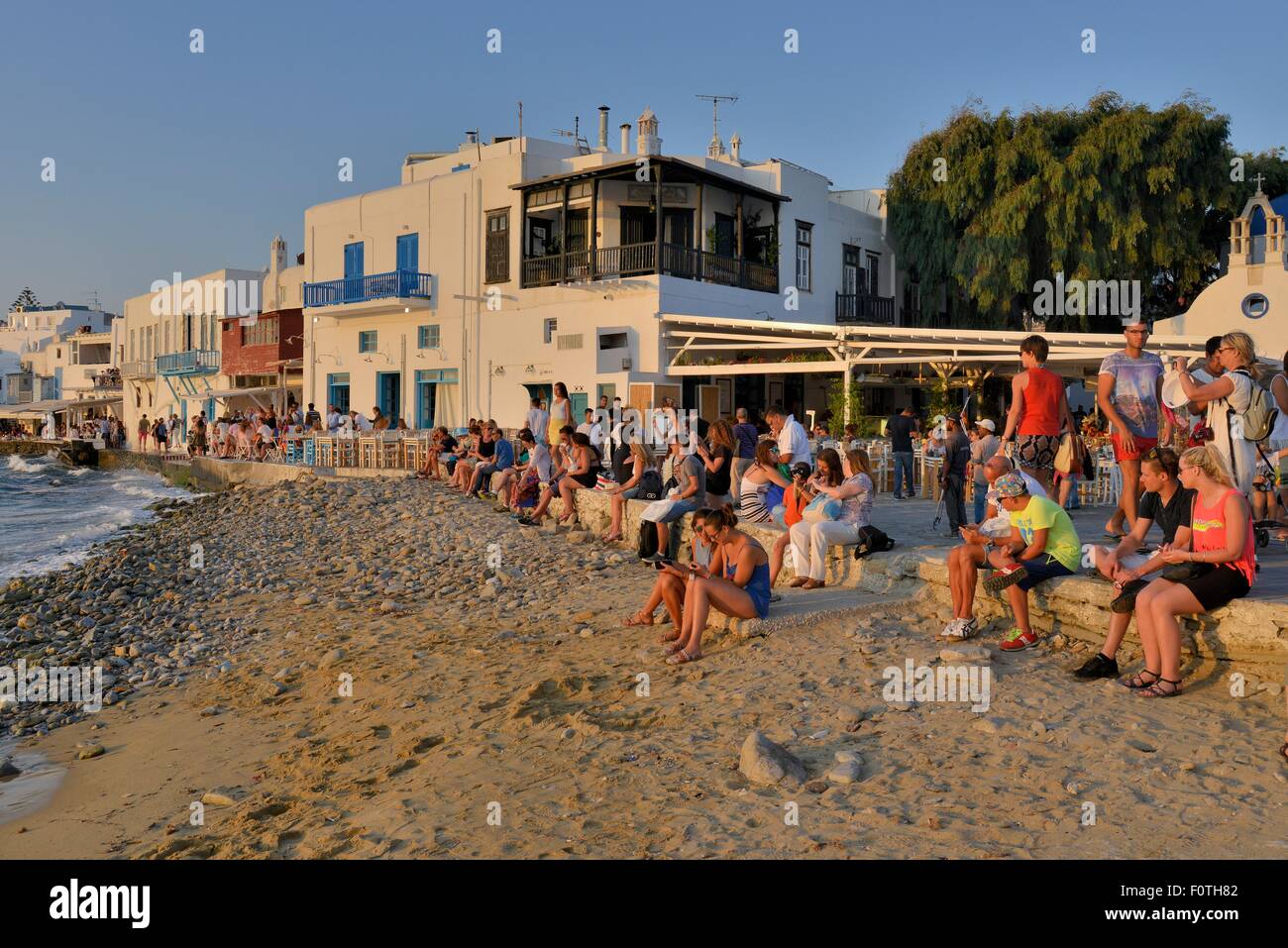 Touristen, die den Sonnenuntergang in Klein-Venedig, Chora oder Mykonos Stadt, Mykonos, Kykladen, Griechenland Stockfoto