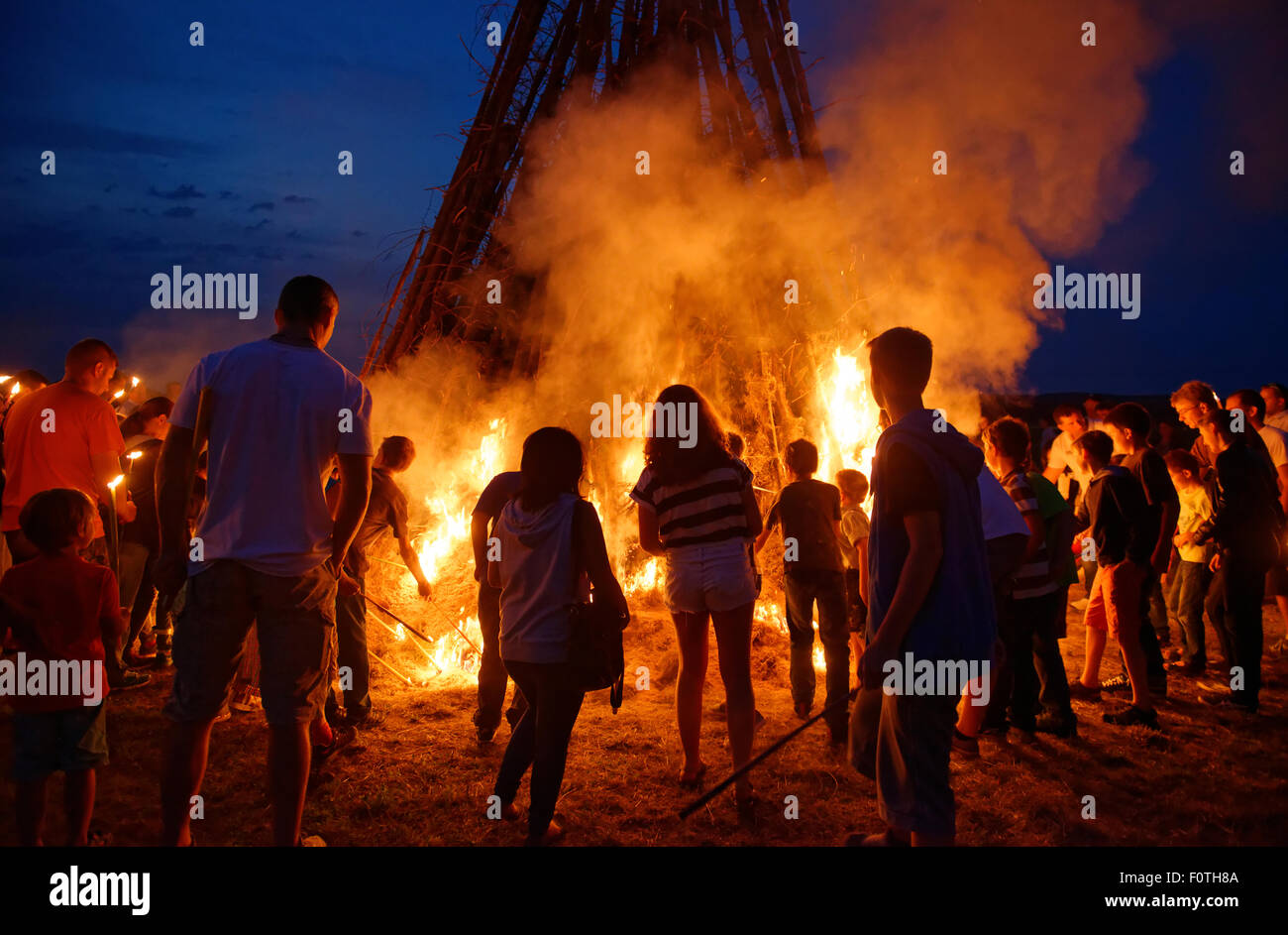 Menschen stehen Lagerfeuer Sonnwendfeuer, Johannifeuer, Upper Bavaria, Bavaria, Germany Stockfoto