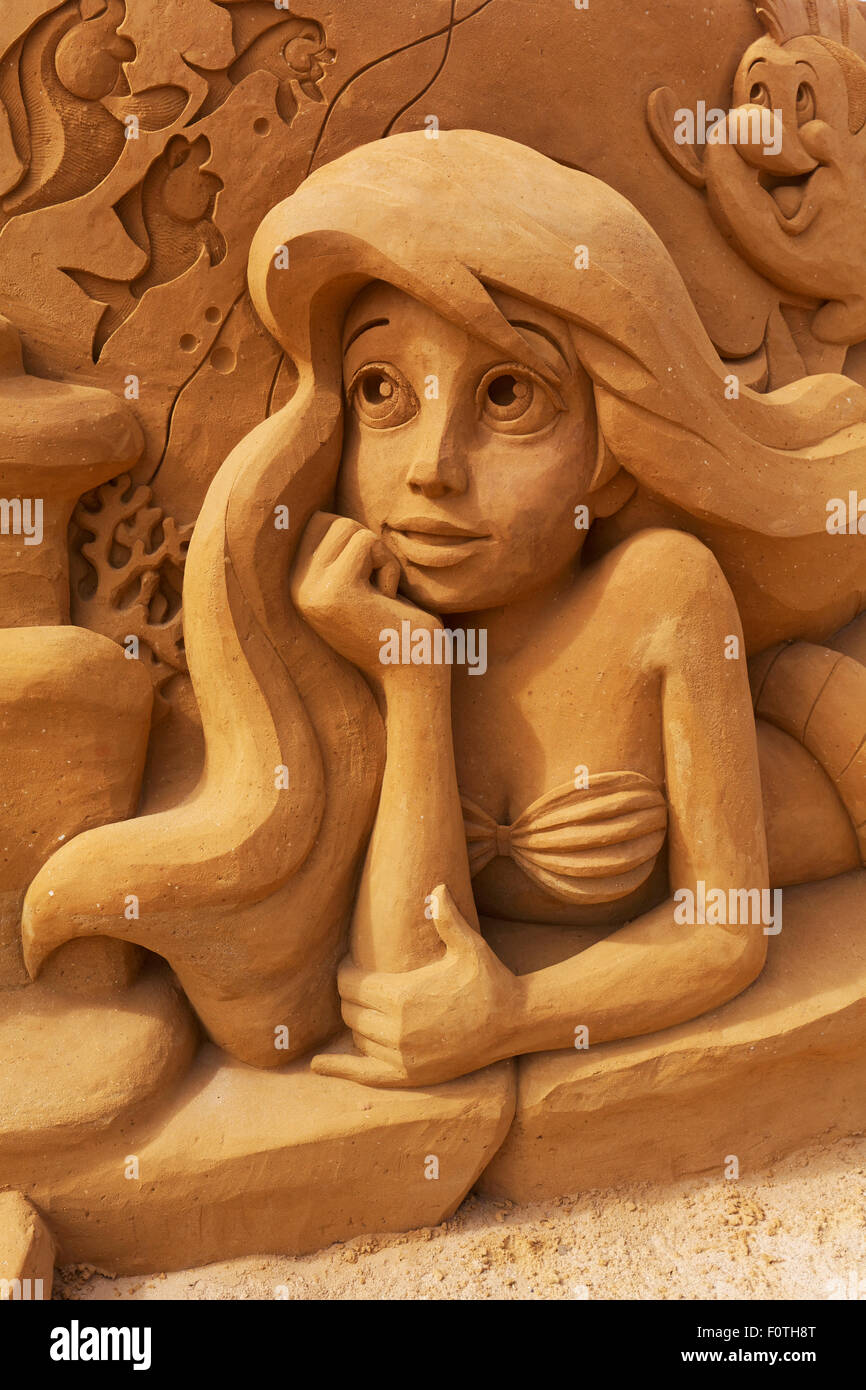 Frau mit langem Haar, Sand Skulptur, Meerjungfrau aus dem Disney-Zeichentrickfilm Arielle Sand Skulpturen Festival Frozen Sommersonne Stockfoto