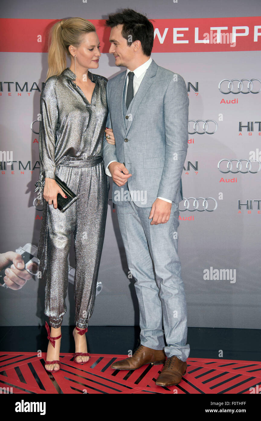 Berlin, Deutschland. 19. August 2015. Schauspieler Rupert Friend und Lebenspartner Aimee Mullins besuchen die "Hitman: Agent 47' Weltpremiere im Cinestar Sony Center am 19. August 2015 in Berlin, Deutschland. / Picture Alliance © Dpa/Alamy Live-Nachrichten Stockfoto