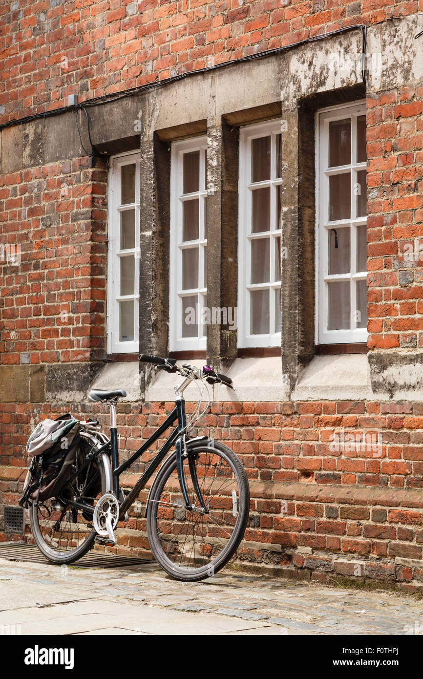 Retro-Fahrrad an eine alte Mauer gelehnt Stockfoto