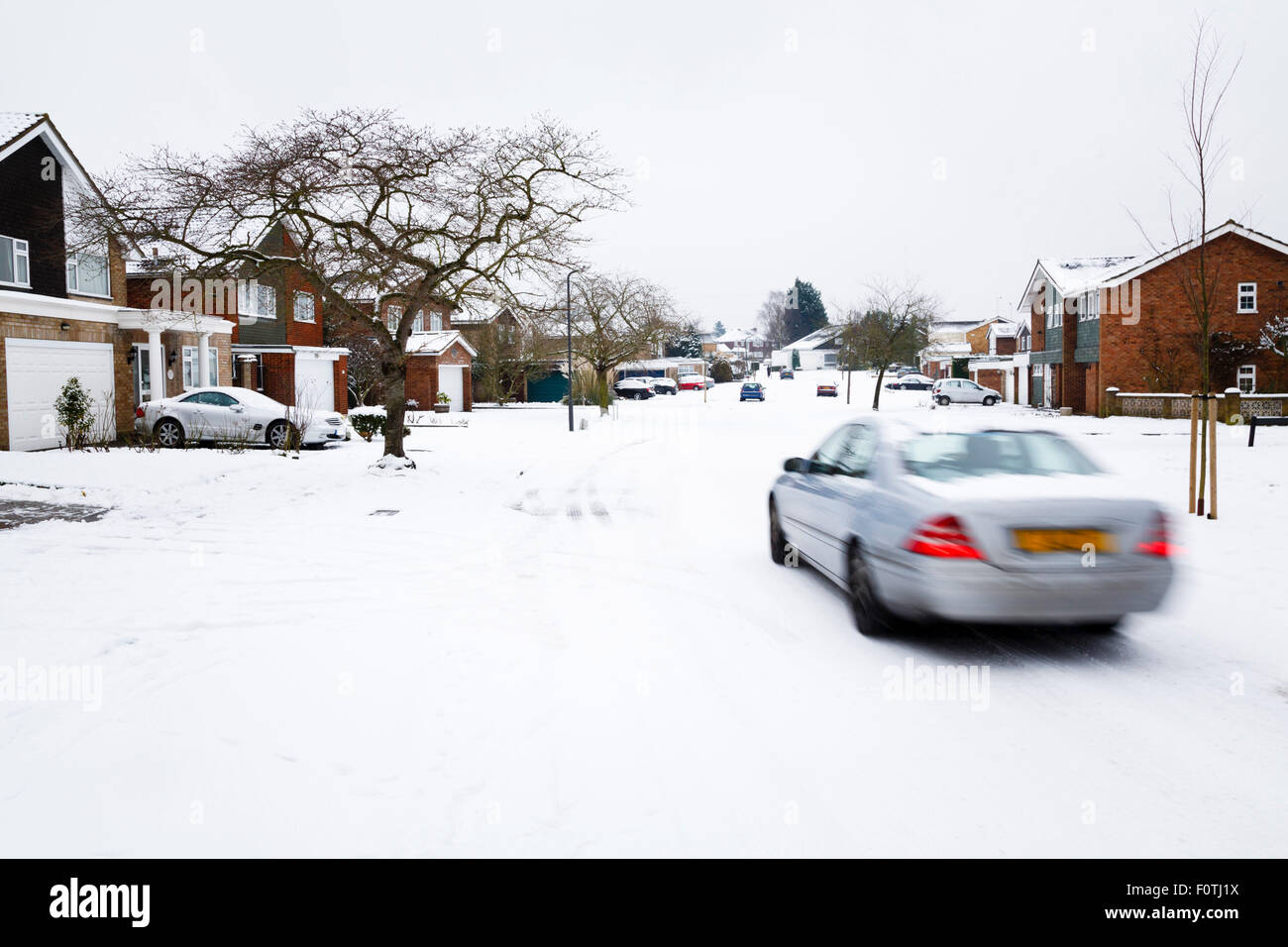 Autofahren im Winterschnee auf einer Straße in England Stockfoto