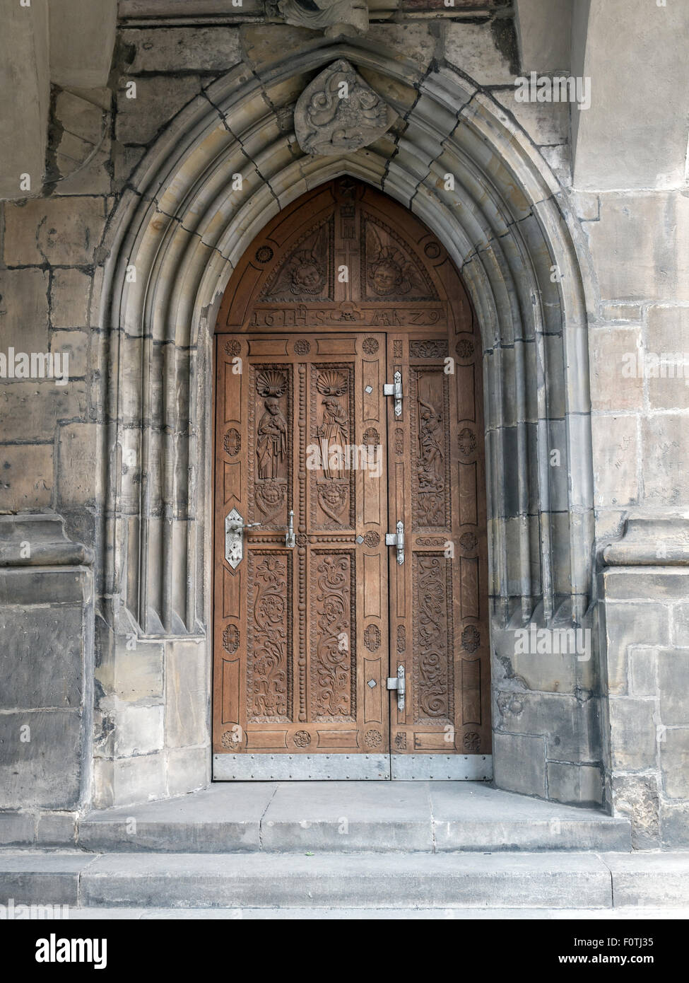 Einer der vielen Türen gotische Kathedrale des Heiligen Vitus, Wenzel und Adalbert, Prag, Tschechische Republik Stockfoto