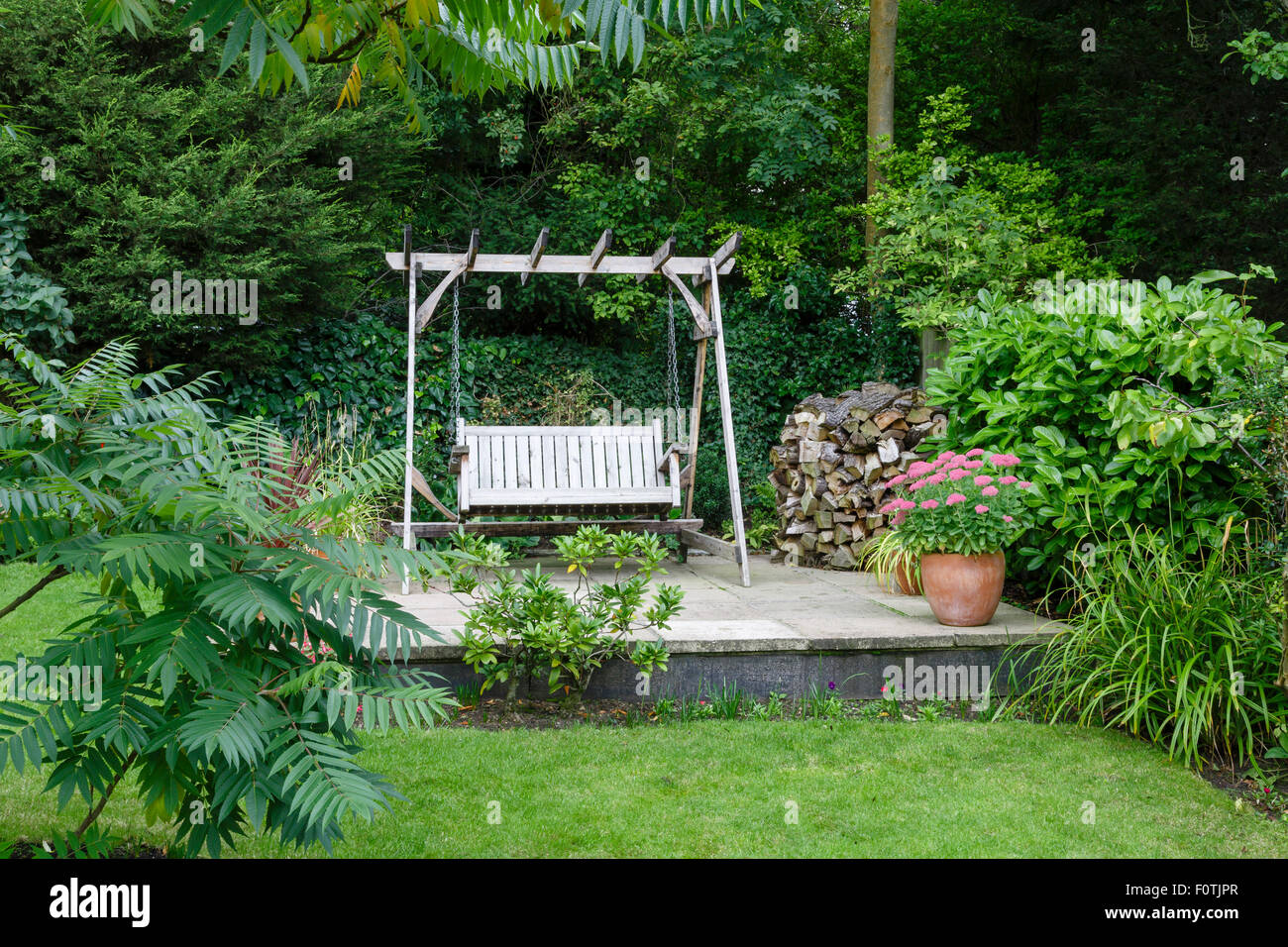 Garten und Terrasse mit Möbeln in einem britischen Haus zurück Stockfoto