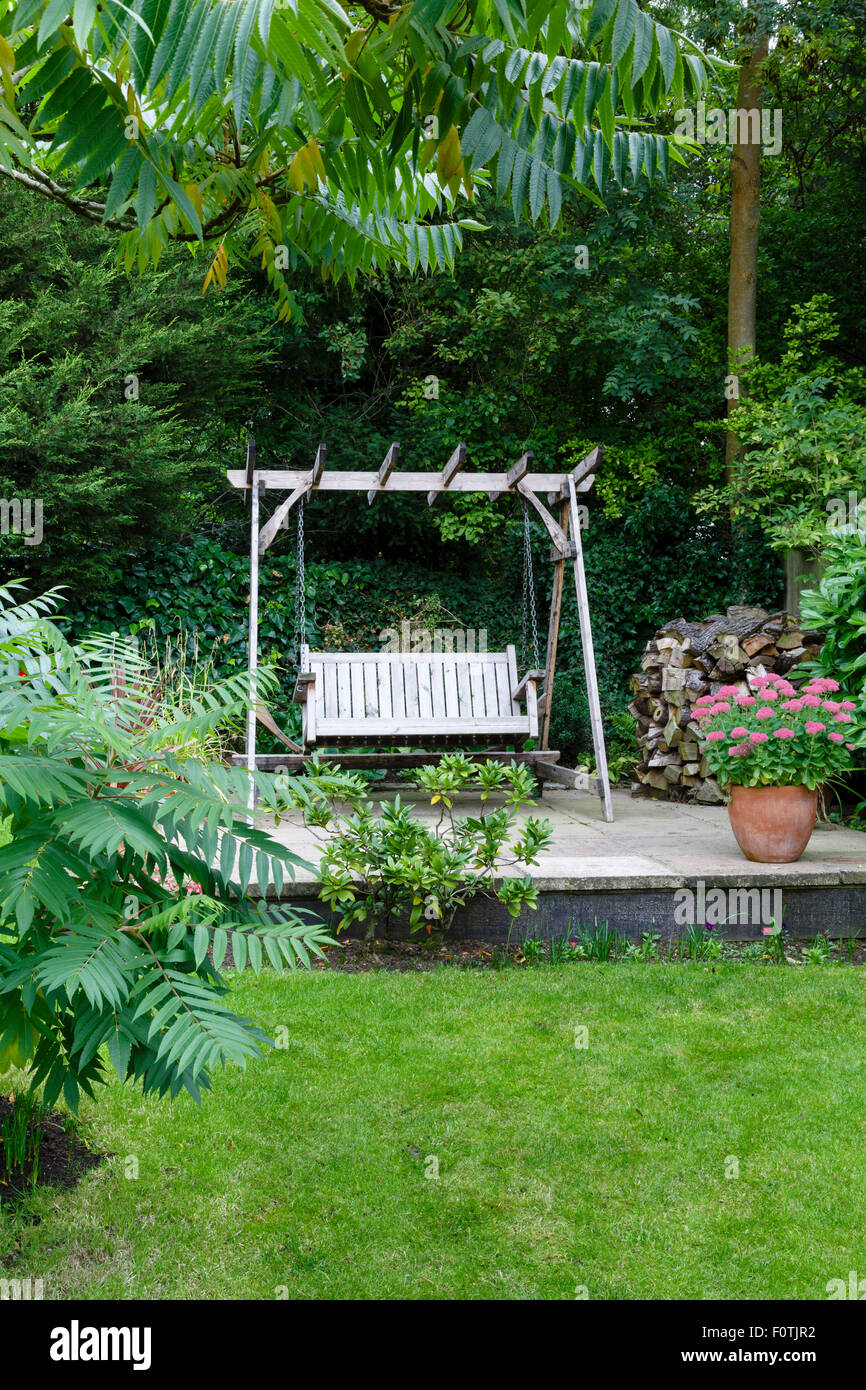 Gartenmöbel auf einer Terrasse in einem englischen Garten Stockfoto