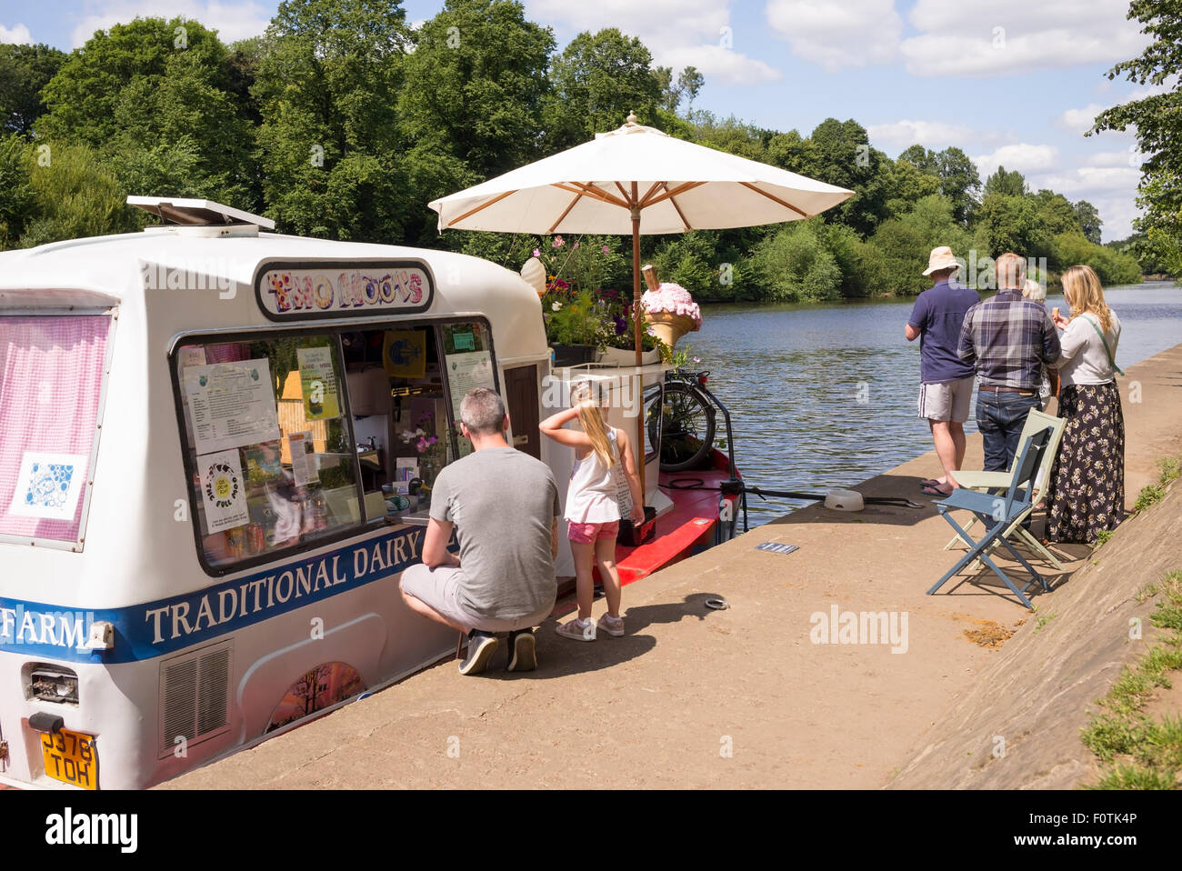 Zwei Hupen, ein Whitby-Morrison-Eiswagen auf einem alten Schlepper vor Anker in der Nähe der Millennium Bridge, City of York, Yorkshire, Großbritannien Stockfoto