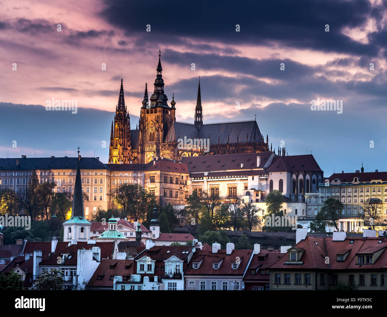 Prager Burg in der Abenddämmerung, Prag, Tschechische Republik Stockfoto