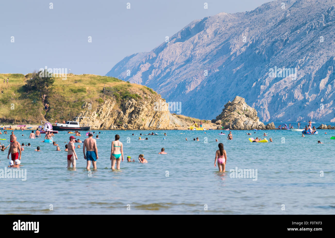 RAB, Kroatien - ca. AUGUST 2015: Die unberührte Küste und kristallklarem Wasser der Insel Rab, Kroatien. Stockfoto