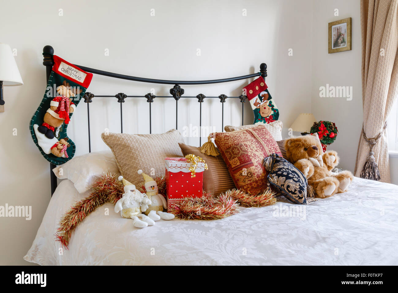 Gemütliche Weihnachten Schlafzimmer Innenraum mit Weihnachtsstrümpfe am Bettpfosten Stockfoto