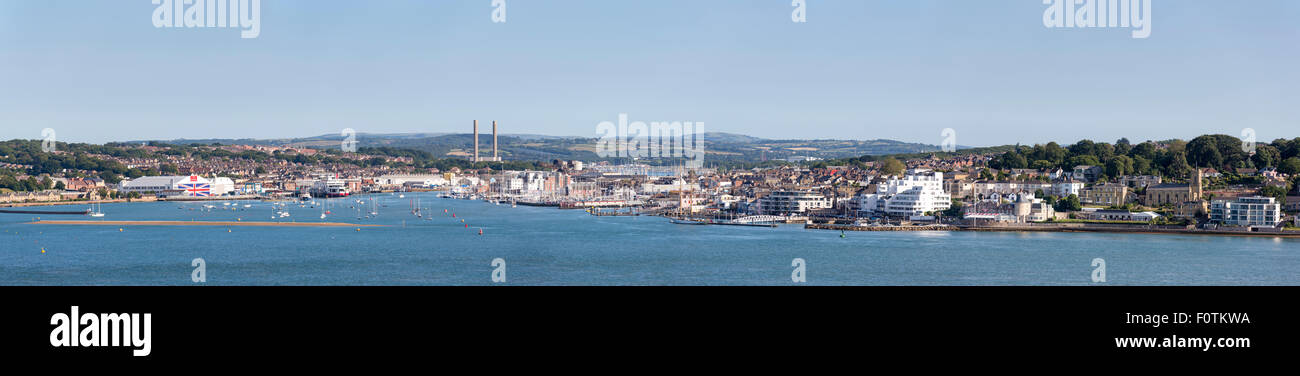 Der Eingang zum Yachting Mekka des Cowes auf der Isle Of Wight. Medina River. Bild Datum: Montag, 6. Juli 2015. Foto: Stockfoto