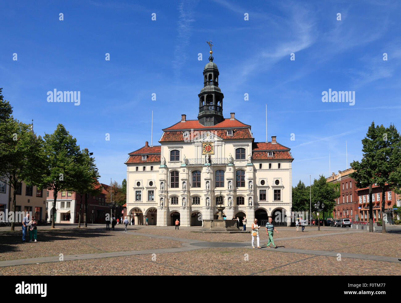 Touristen vor dem Rathaus am Marktplatz, Lüneburg, Lüneburg, Niedersachsen, Deutschland, Europa Stockfoto