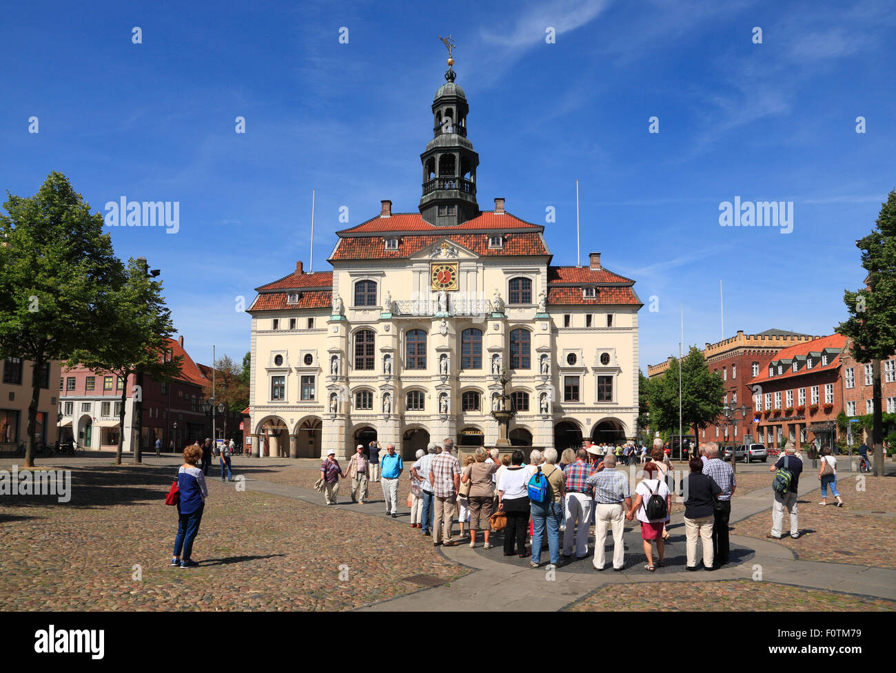Geführte Stadtrundfahrt am Marktplatz vor dem Rathaus, Lüneburg, Lüneburg, Niedersachsen, Deutschland, Europa Stockfoto