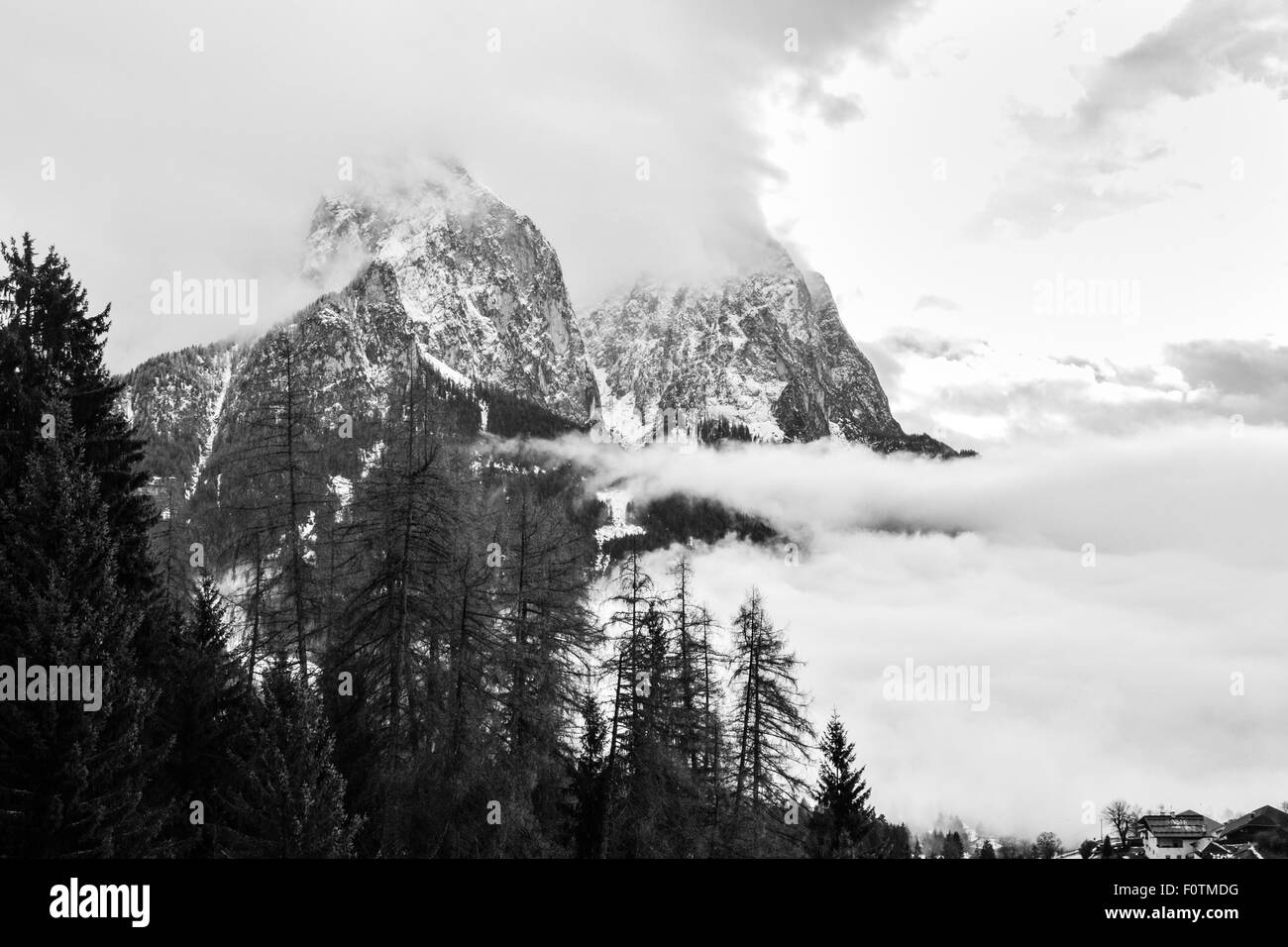 Berglandschaft in den Morgennebel gehüllt. Stockfoto