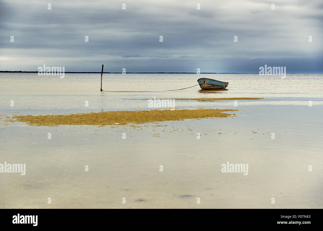 Altes Boot im Wasser am Ufer Stockfoto