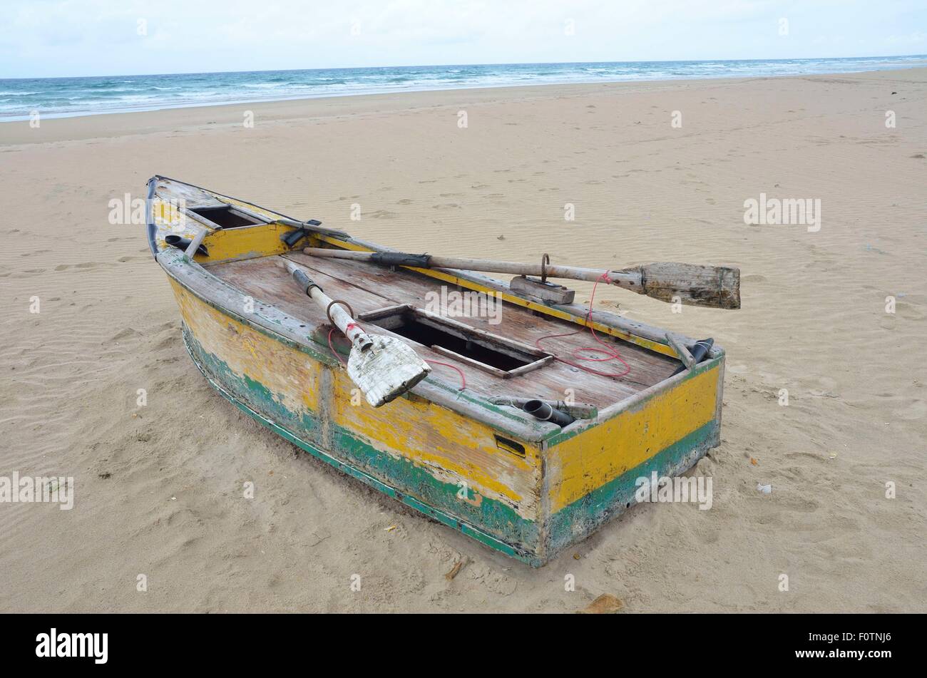 Diese alte, unsichere Fischerboot am Strand von Inhambane, Mosambik liegen ist im täglichen Einsatz. Stockfoto