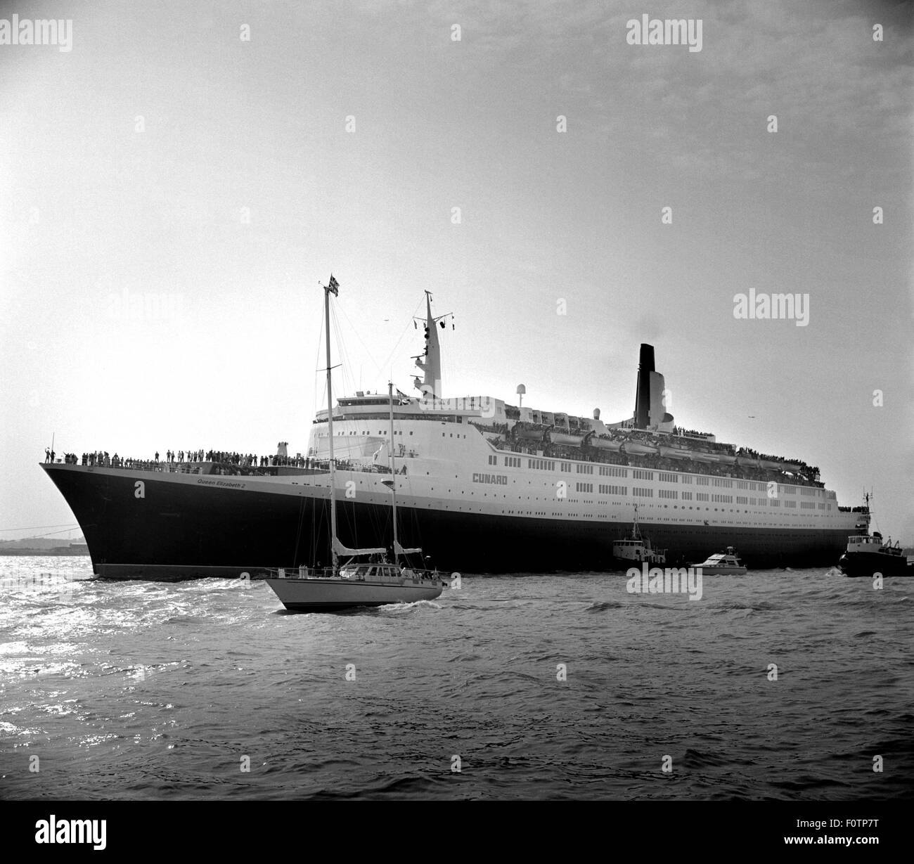 AJAXNETPHOTO. 12. MAI 1982. SOUTHAMPTON, ENGLAND. .-TRUPPENTRANSPORTER FÄHRT. DIE CUNARD LINER QE2 FÄHRT AM KAI IN SOUTHAMPTON, BELADEN MIT TRUPPEN FÜR DEN FALKLAND-INSELN.  FOTO: JONATHAN EASTLAND/AJAX.  REF: 821205 2 9. Stockfoto