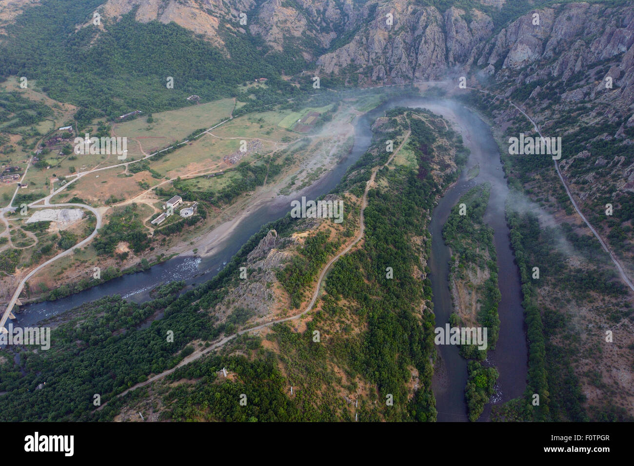 Luftaufnahme über der Arda-River-Canyon, Madzharovo, östlichen Rhodopen, Bulgarien, Mai 2013. Stockfoto