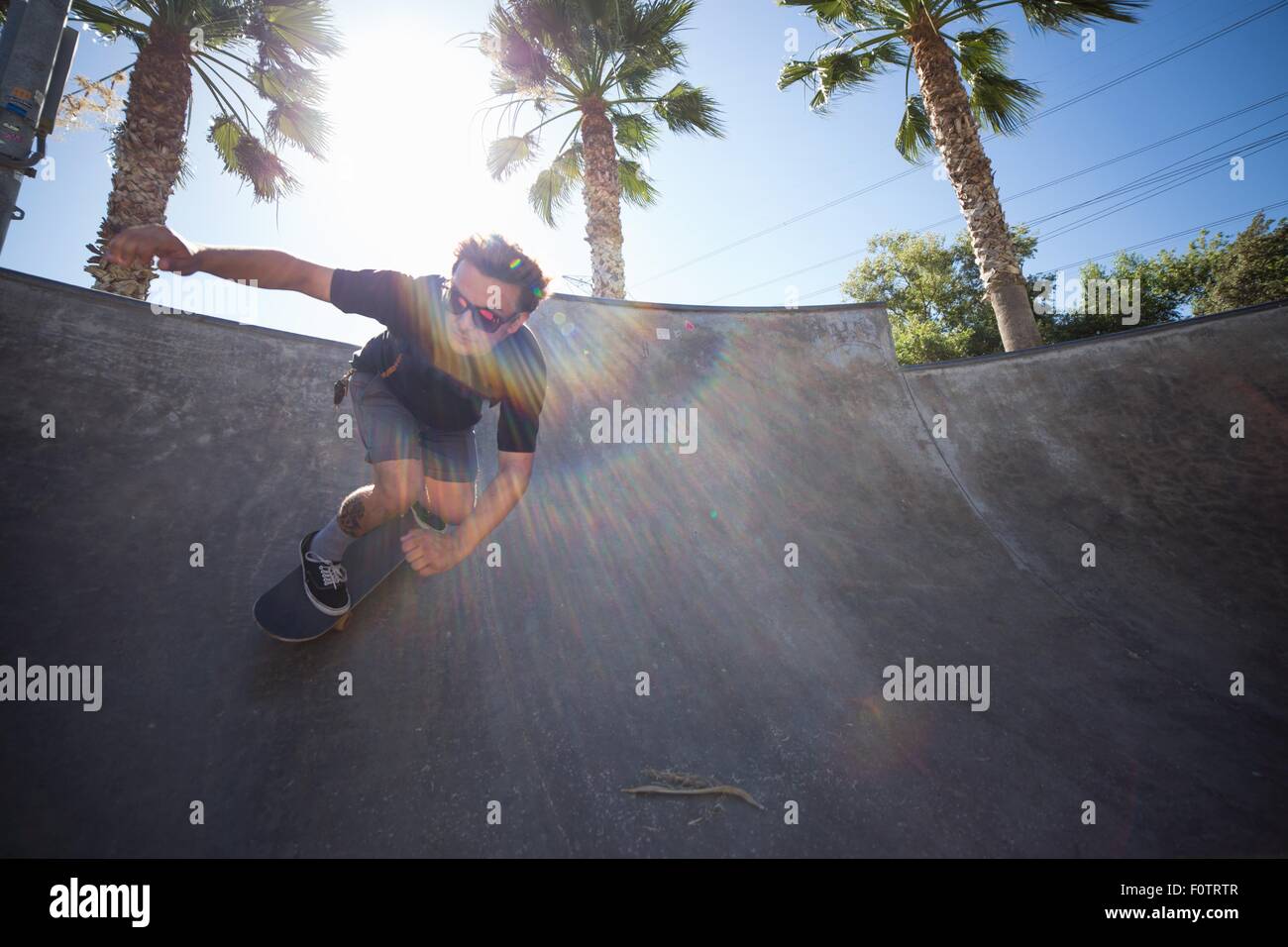 Junger Mann Skateboard Park, Eastvale, Kalifornien, USA Stockfoto