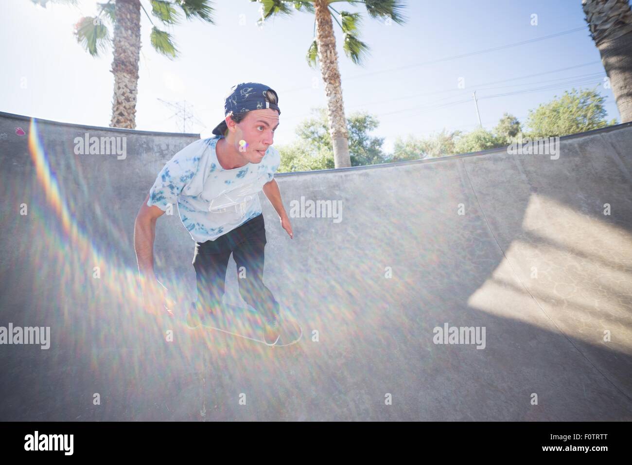 Junger Mann Skateboard Park, Eastvale, Kalifornien, USA Stockfoto