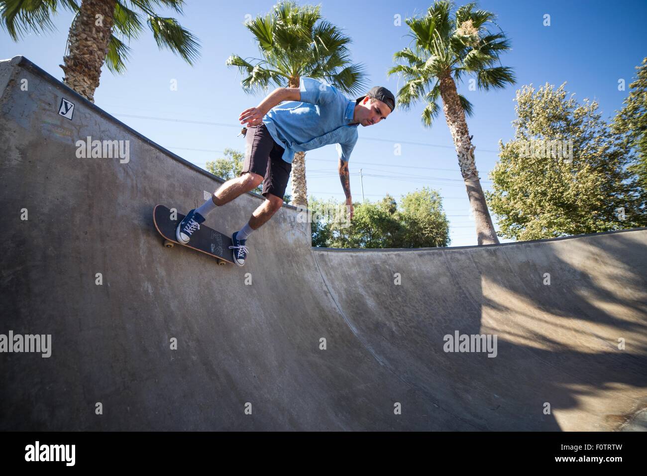 Junger Mann Skateboard Park, Eastvale, Kalifornien, USA Stockfoto