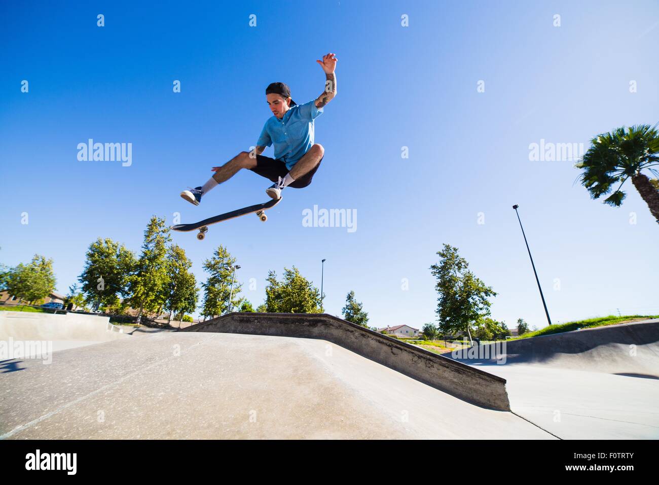 Junger Mann Skateboard Park, Eastvale, Kalifornien, USA Stockfoto