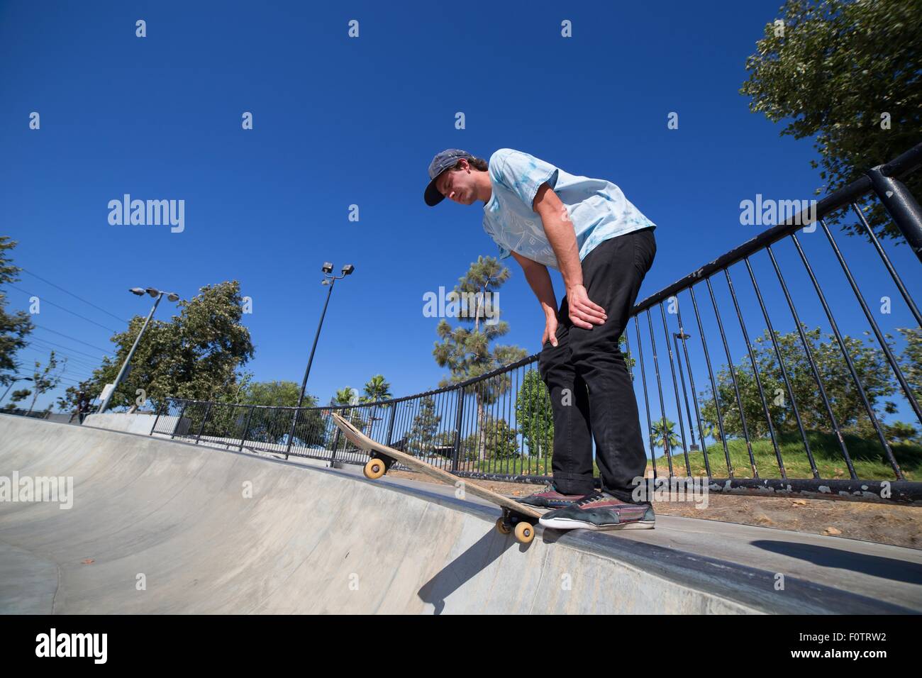 Junger Mann Skateboard Park, Eastvale, Kalifornien, USA Stockfoto