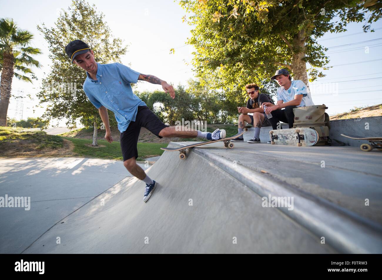 Junger Mann Skateboard Park, Eastvale, Kalifornien, USA Stockfoto