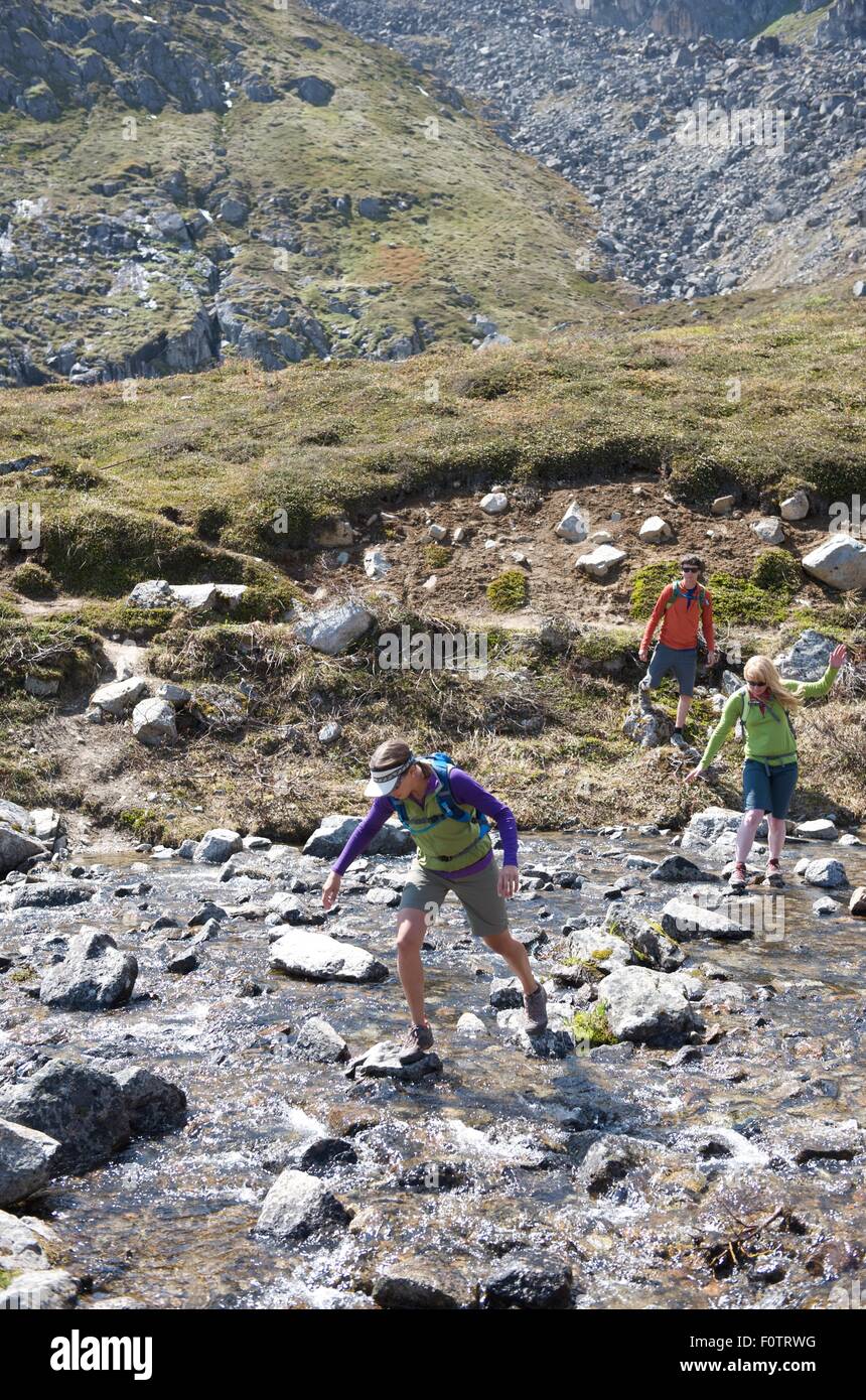 Wanderer erkunden, Hatcher Pass, Matanuska Valley, Palmer, Alaska, USA Stockfoto