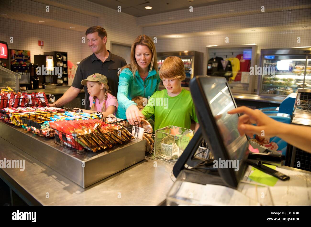 Familie, die eine Pause vom Wandern, Glacier Express Restaurant, Straßenbahn-Bergstation, Alyeska Resort, Girdwood, Alaska, USA Stockfoto