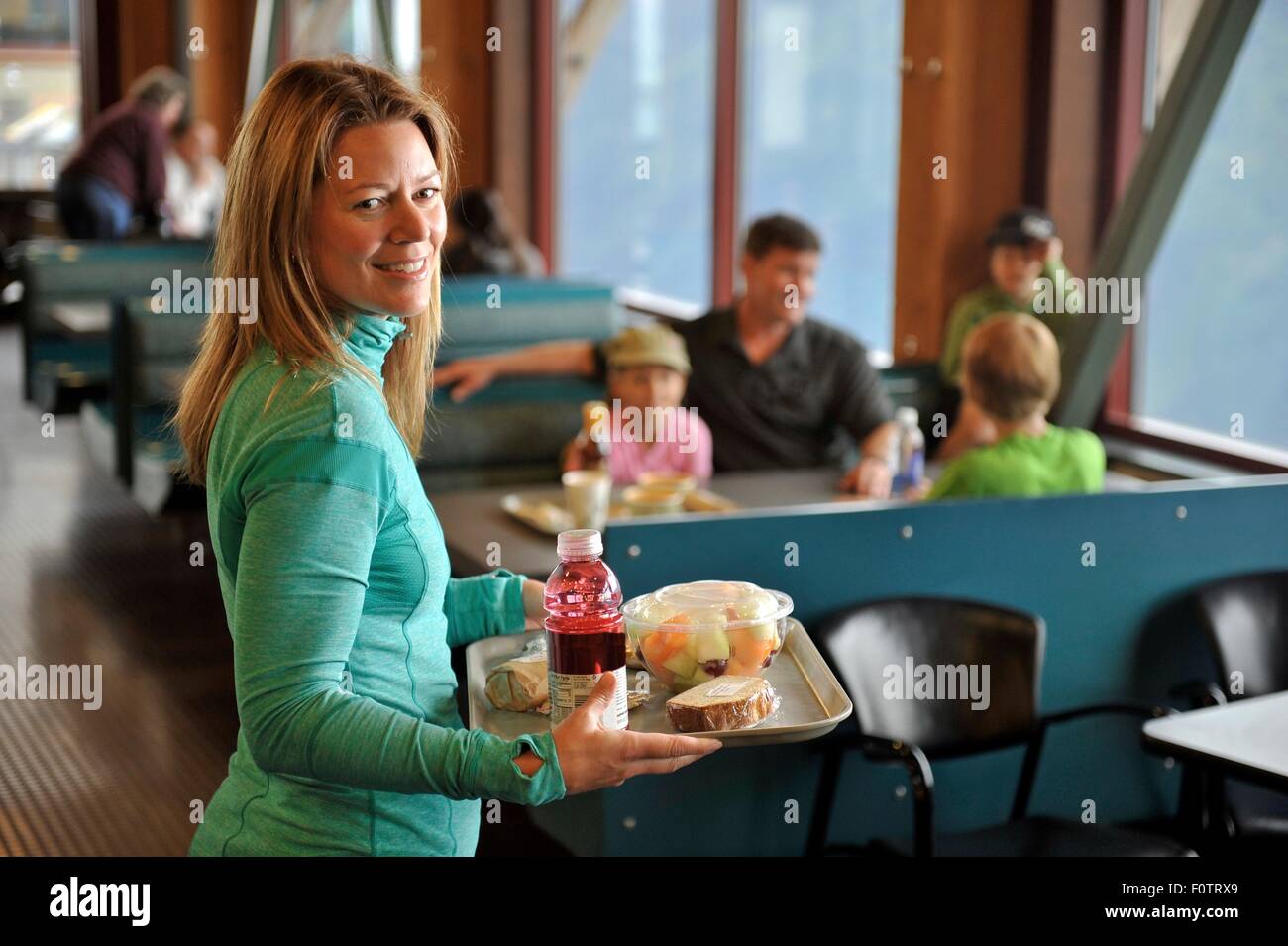 Familie, die eine Pause vom Wandern, Glacier Express Restaurant, Straßenbahn-Bergstation, Alyeska Resort, Girdwood, Alaska, USA Stockfoto