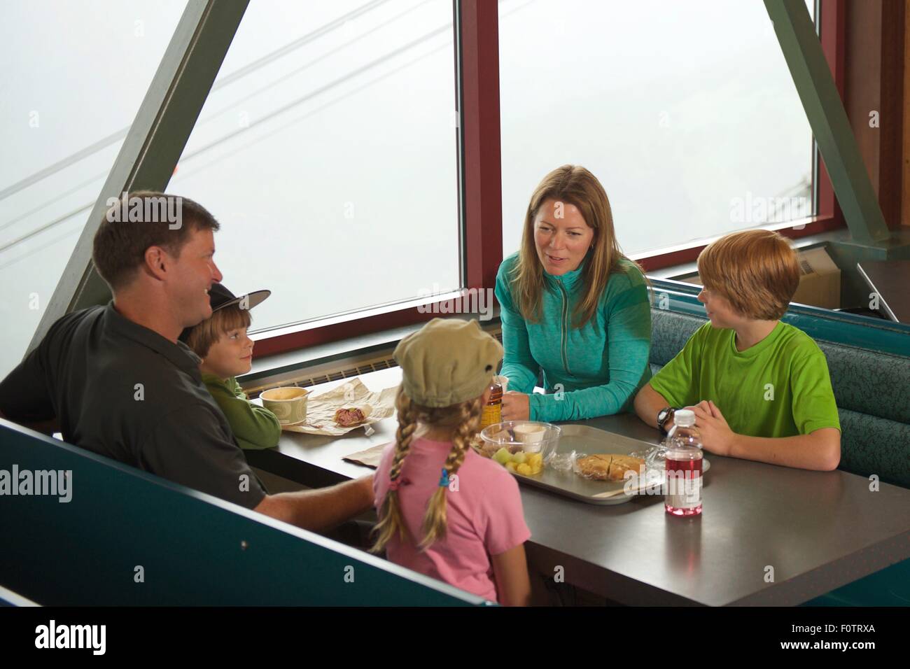 Familie, die eine Pause vom Wandern, Glacier Express Restaurant, Straßenbahn-Bergstation, Alyeska Resort, Girdwood, Alaska, USA Stockfoto