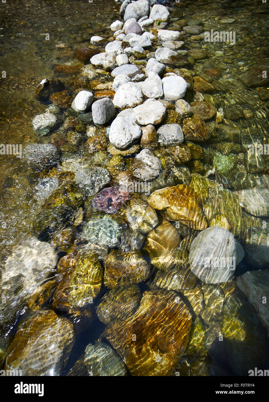 ein kleiner Fluss Strom mit farbenfrohe Kieselsteine Stockfoto
