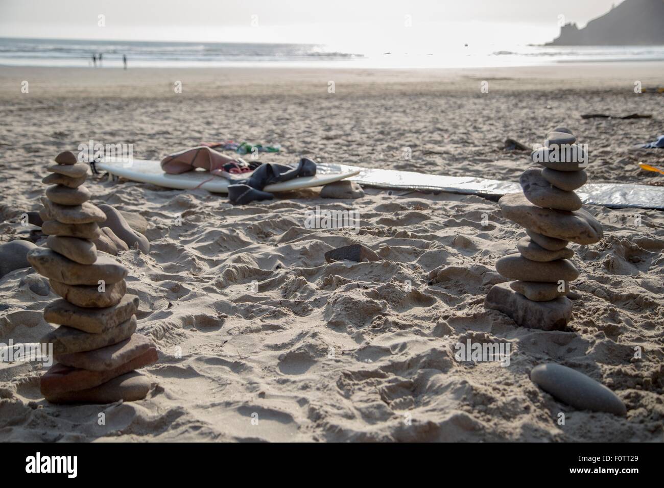 Zwei steinerne Stacks am Strand Stockfoto