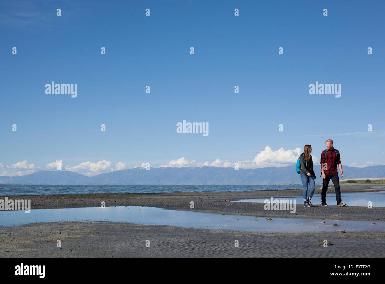 Junges Paar zu Fuß, mit Blick auf einander, Great Salt Lake City, Utah, USA Stockfoto