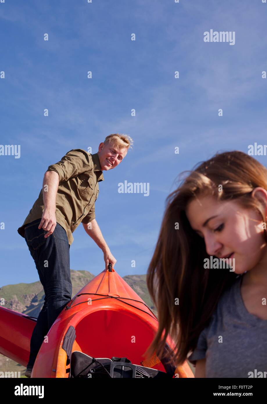 Junges Paar Vorbereitung orange Kajak Stockfoto