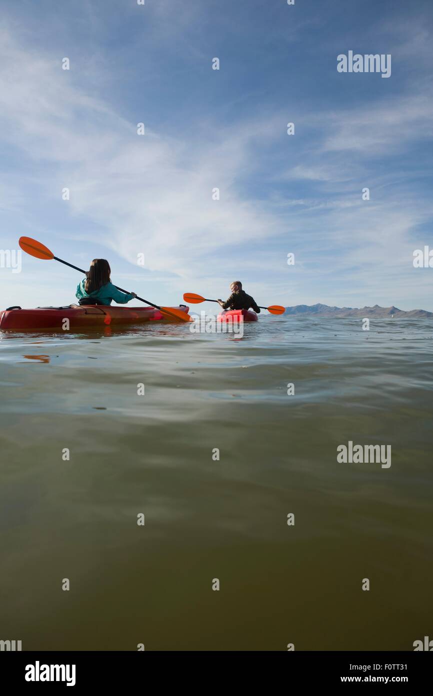 Rückansicht des jungen Paares in Kajaks mit Paddel, Great Salt Lake City, Utah, USA Stockfoto