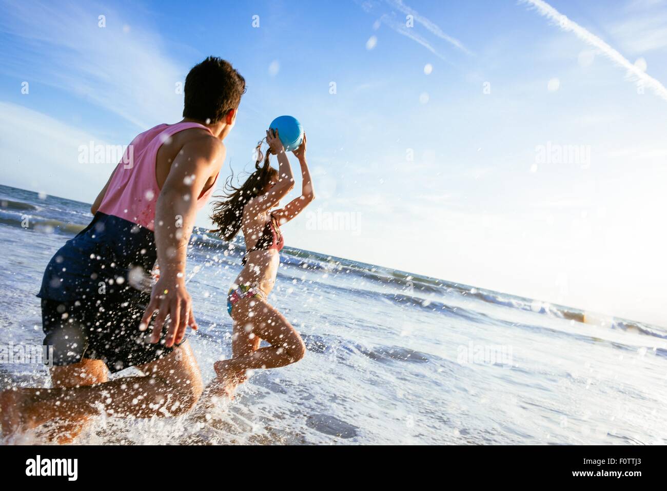 Junges Paar herumalbern im Meer Stockfoto