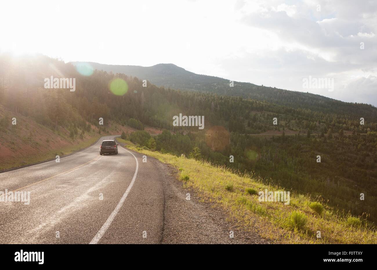 Rückansicht des Auto unterwegs auf der Landstraße in der Nähe von Torrey, Utah, USA Stockfoto