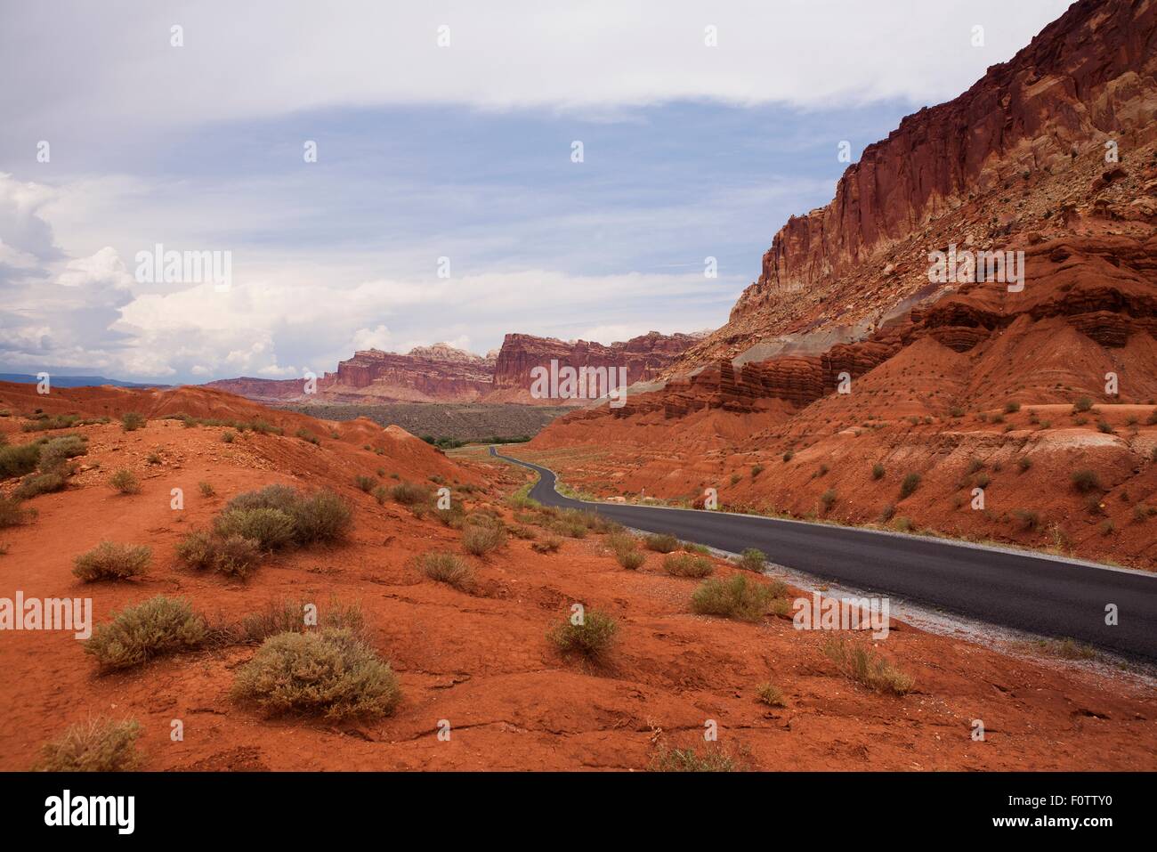 Ansicht von Felsformationen und Landstraße im Capitol Reef National Park, Torrey, Utah, USA Stockfoto