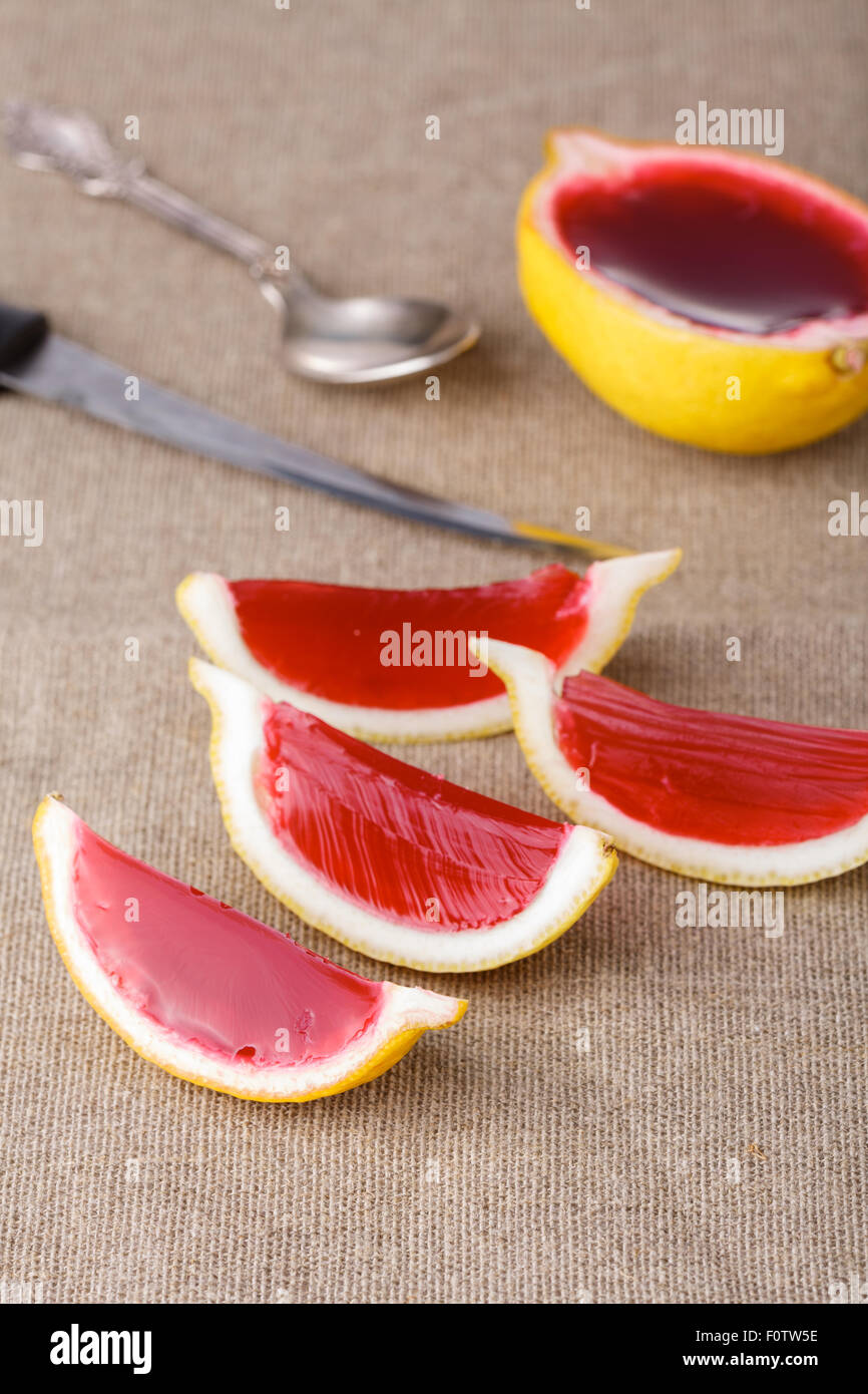 Zitrone Tequila Erdbeer-Gelee (Jello) Aufnahmen auf einem Leinen bekleidet Tisch. Ungewöhnliche adult Party Getränke Stockfoto