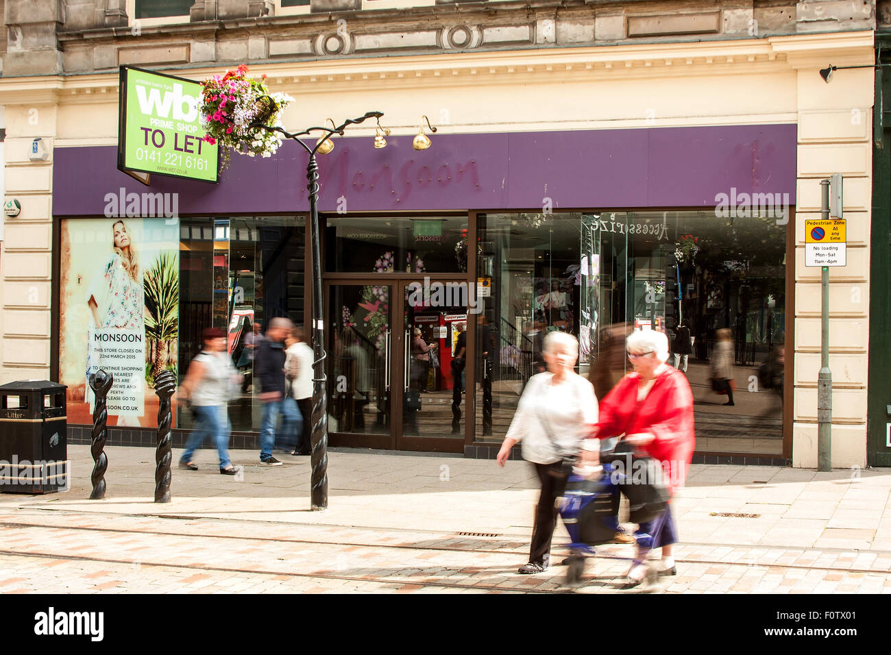 Dundee, Tayside, Scotland, UK, 21. August 2015. Rezession. Wirtschaftlichen Kampf in Dundee: weitere Geschäfte haben in Dundee als in jeder anderen größeren Stadt in Schottland durch hohe Gemeindesteuer, hohe mieten und Online-shopping in diesem Jahr geschlossen. Die neuesten Zahlen zeigen, dass die Stadt der Entdeckung mehrere Händler pro Monat seit Januar dieses Jahres verloren hat. Schließung von Monsun Fashion Retail Store, Murraygate Dundee.  Bildnachweis: Dundee Photographics / Alamy Live News Stockfoto