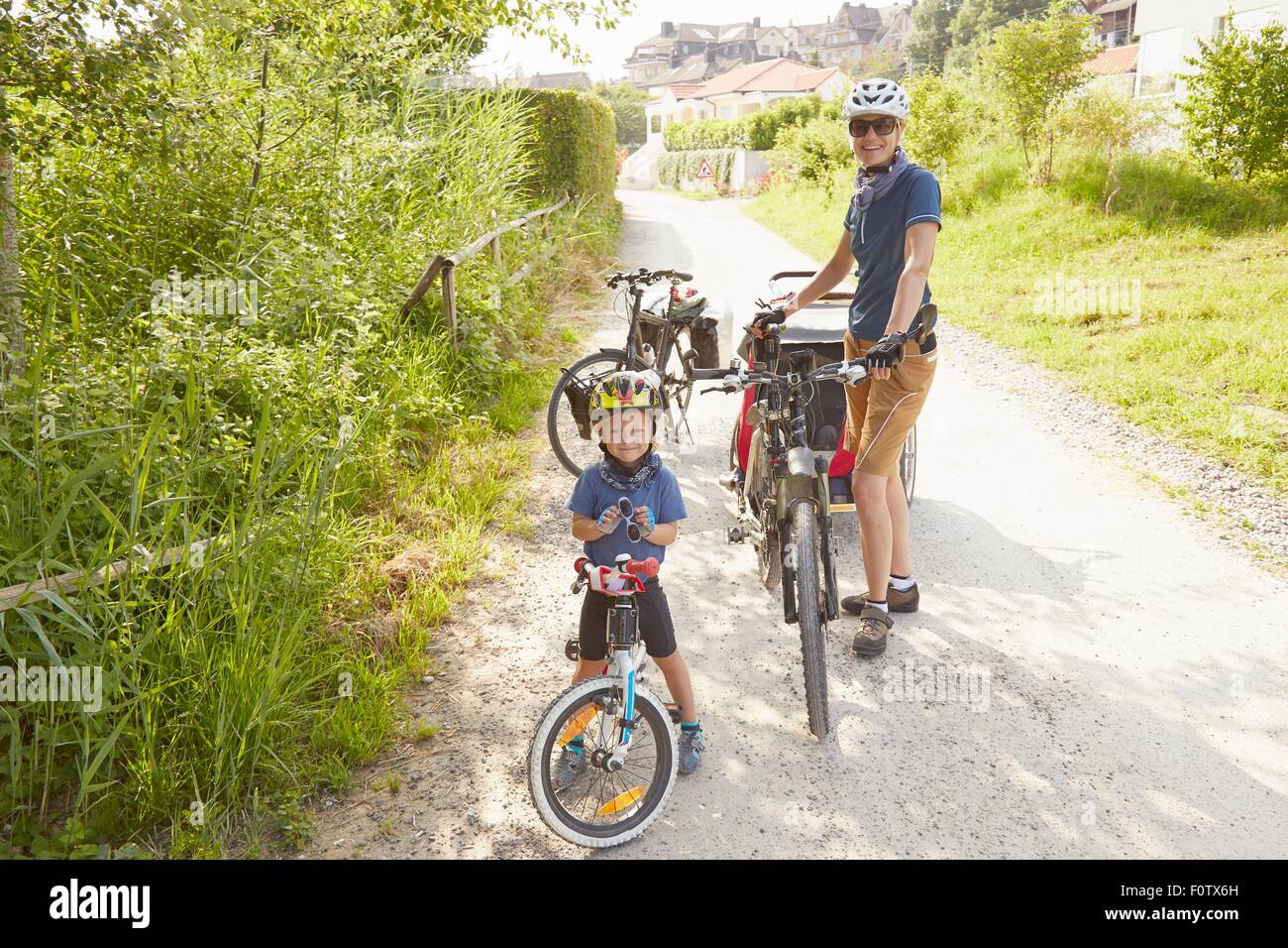 Porträt von Mutter und Sohn mit Fahrrädern Stockfoto