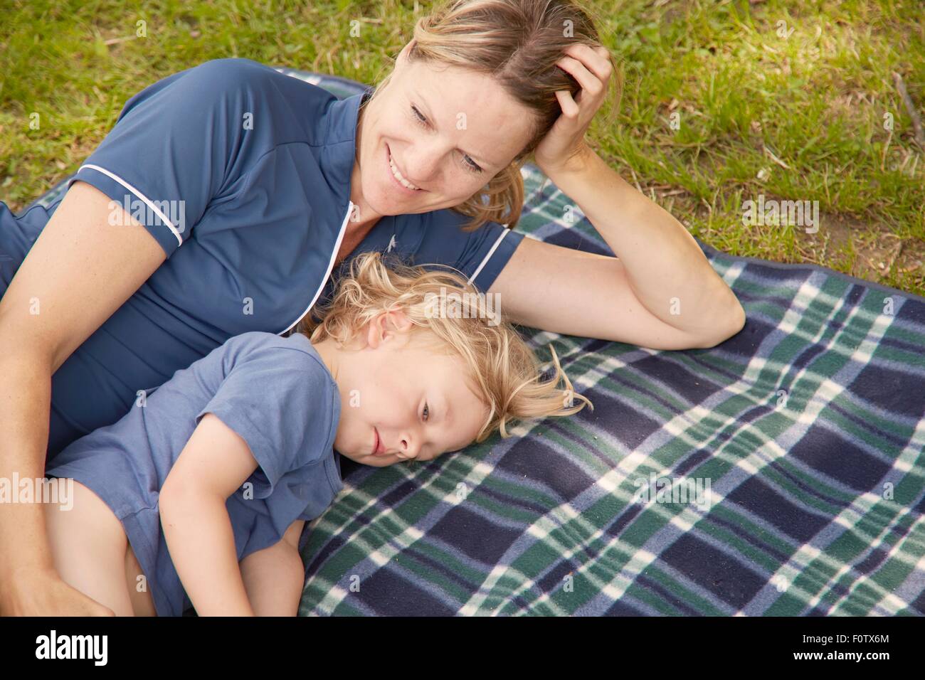 Mutter und Sohn auf der Picknickdecke liegen Stockfoto