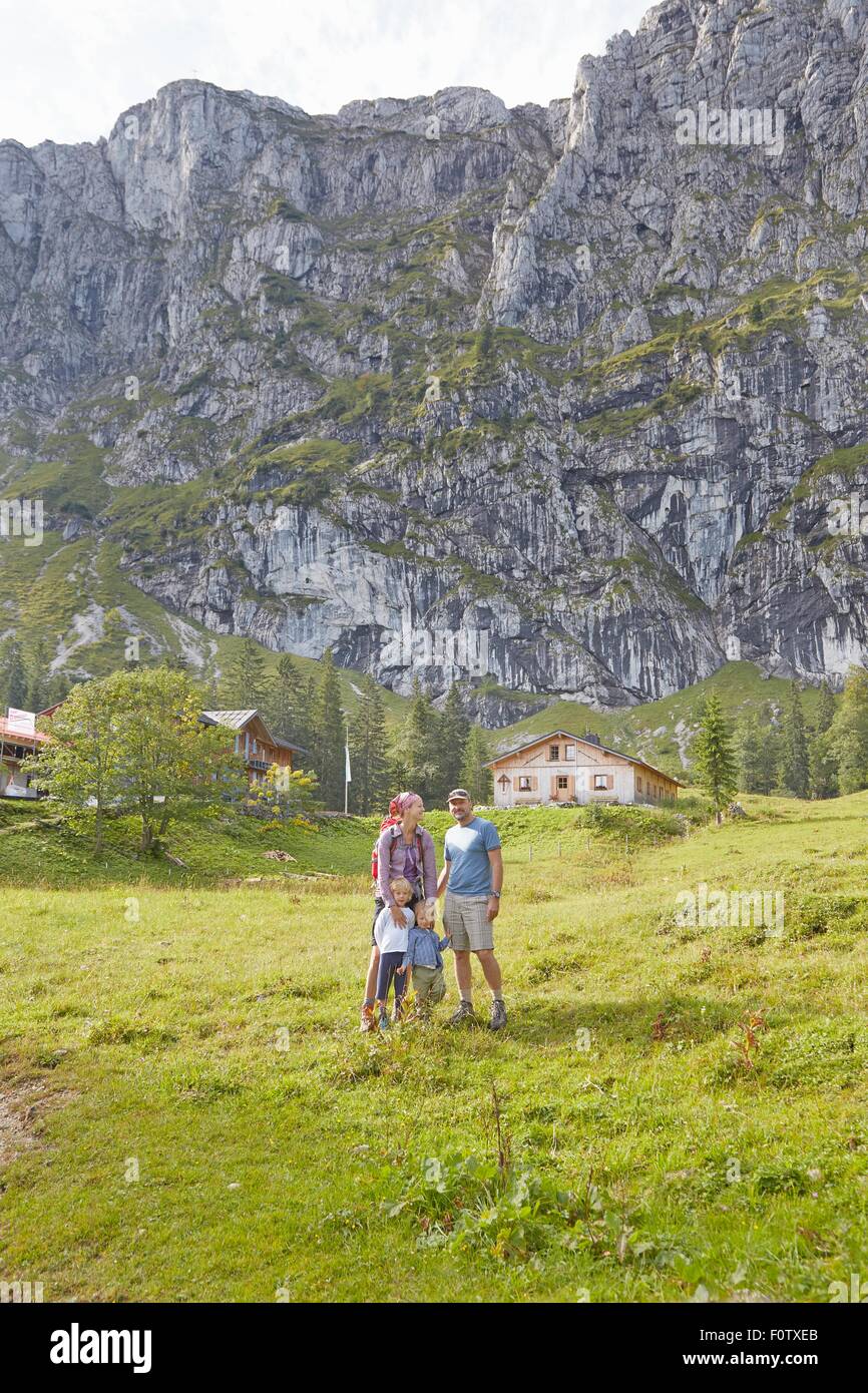 Porträt der Familie in ländlicher Umgebung, Benediktbeuern, Bayern, Deutschland Stockfoto