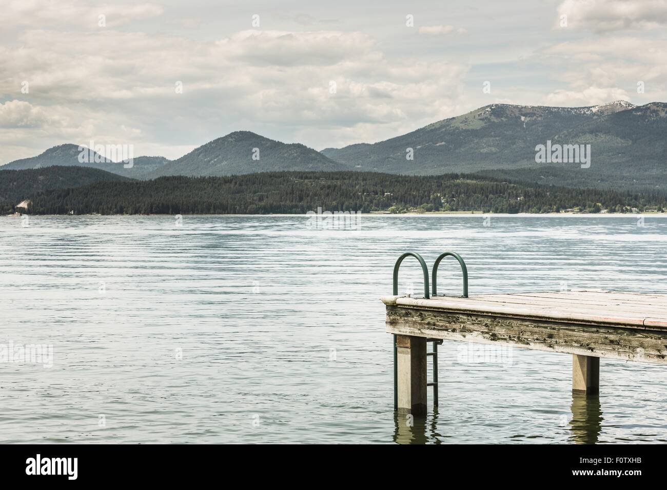 Steg und Wasser, Sand Point, Idaho, USA Stockfoto