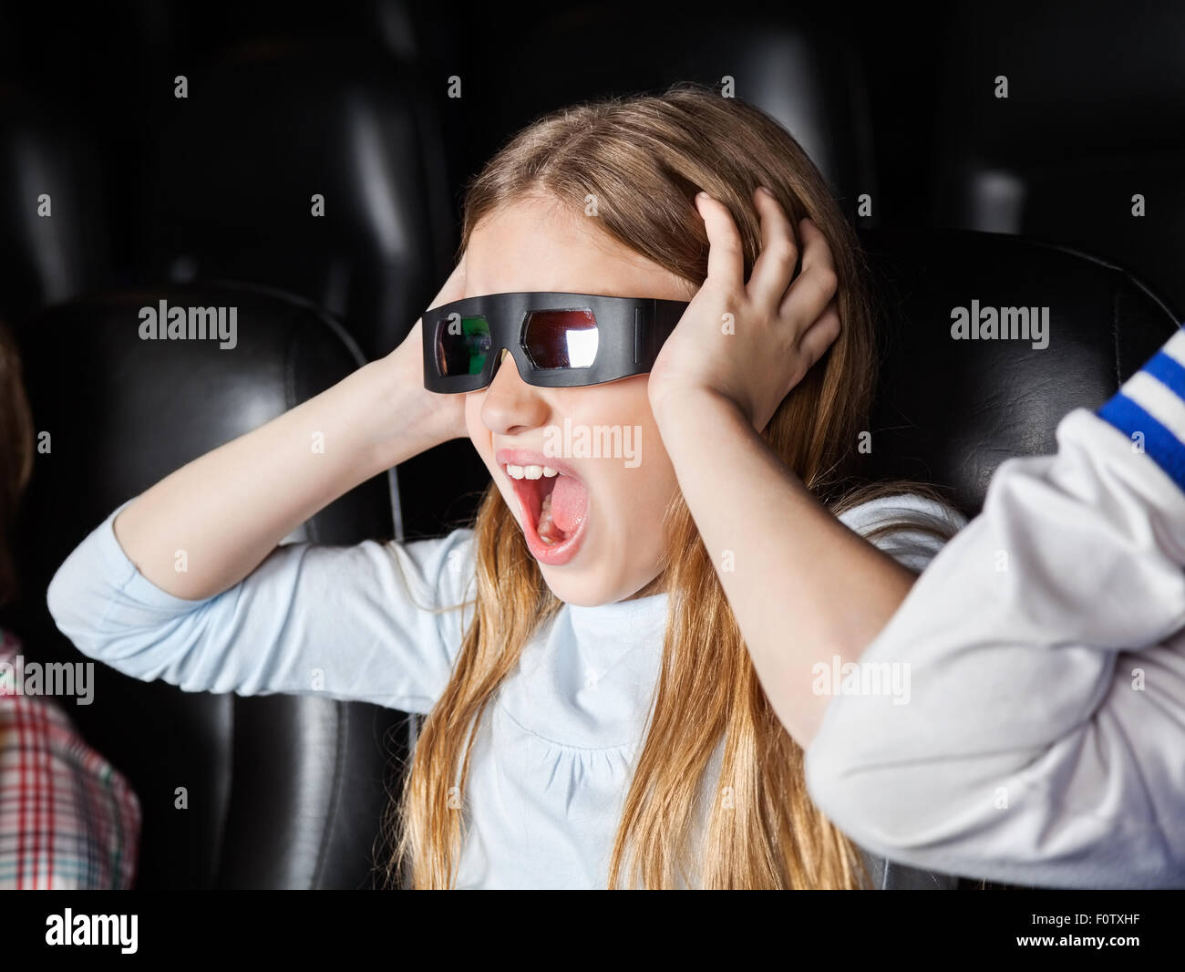 Angst Mädchen schreien Während der Wiedergabe von 3D-Film Stockfoto