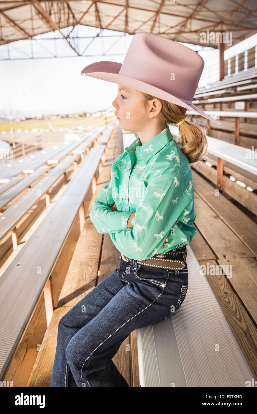 Mädchen tragen Cowboyhut auf Bank mit Armen gefaltet, Porträt  Stockfotografie - Alamy