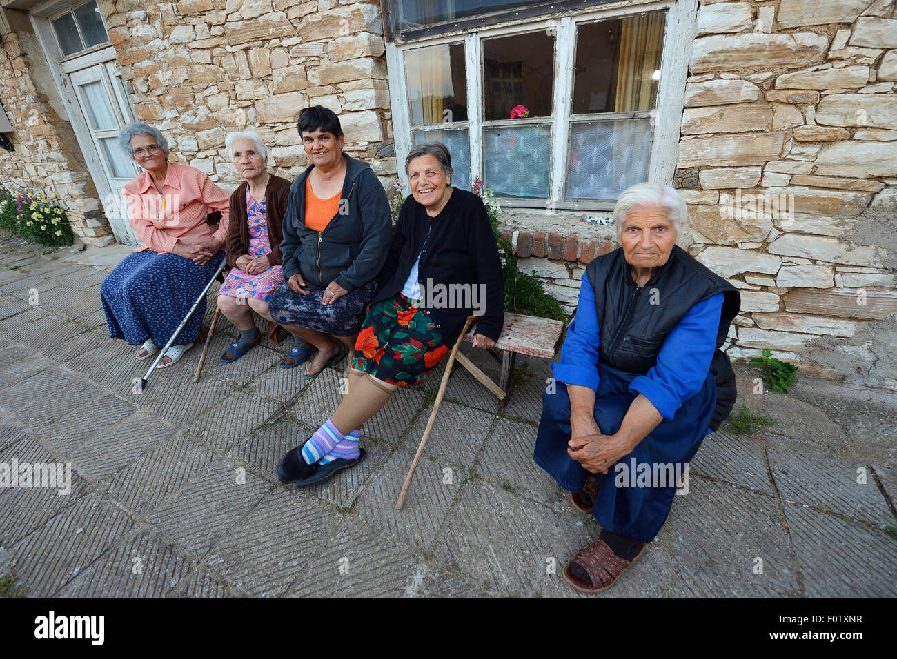Frauen sitzen auf der Bank im Dorf, Mai östlichen Rhodopen, Plevun, Bulgarien, 2013. Stockfoto
